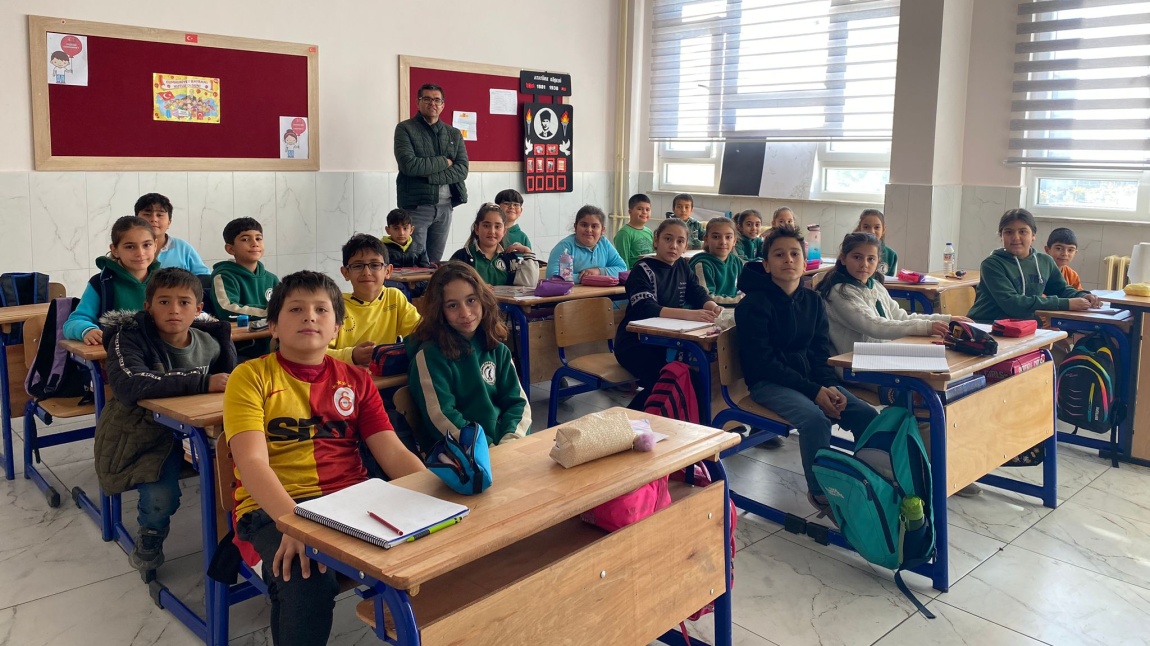 	4/B Sınıfı Öğrencilerimiz ve Öğretmenimiz